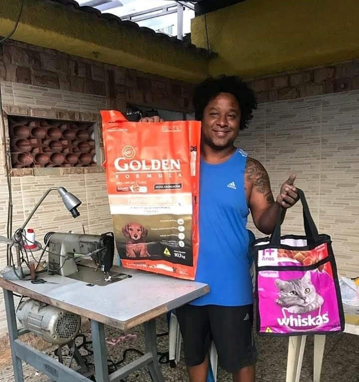 Carioca transforma sacos de ração em ecobags para ajudar animais de rua