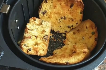 Que tal aprender a fazer uma Receita de Panetone na Air Fryer? Essa dica de receita é mais fácil que imagina, e você vai surpreender a todos! Vamos aprender agora mesmo a receita e colocar a mão na massa? Receita de Panetone na Air Fryer Ingredientes 1 ovo 4 colheres de sopa de leite 3 colheres de sopa de óleo 1 colher de café de fermento químico 3 colheres de sopa de açúcar 4 colheres de sopa de farinha de trigo 3 gotas de essência de panetone 2 colheres de sopa de frutas secas cristalizadas VEJA TAMBÉM: APRENDA A FAZER UM BOLO DE CHOCOLATE NA AIR FRYER Modo de preparo Em um recipiente misture os ingredientes da receita para formar uma massa. Depois, separe duas xícaras que caibam na fritadeira elétrica e que aguentem o calor, como vidro grosso, por exemplo. Unte as xícaras com manteiga e despeje as massas nelas. Leve à cesta da sua Air Fryer a 180 graus por 13 minutos ou até dourarem. Gostaram da dica de receita?